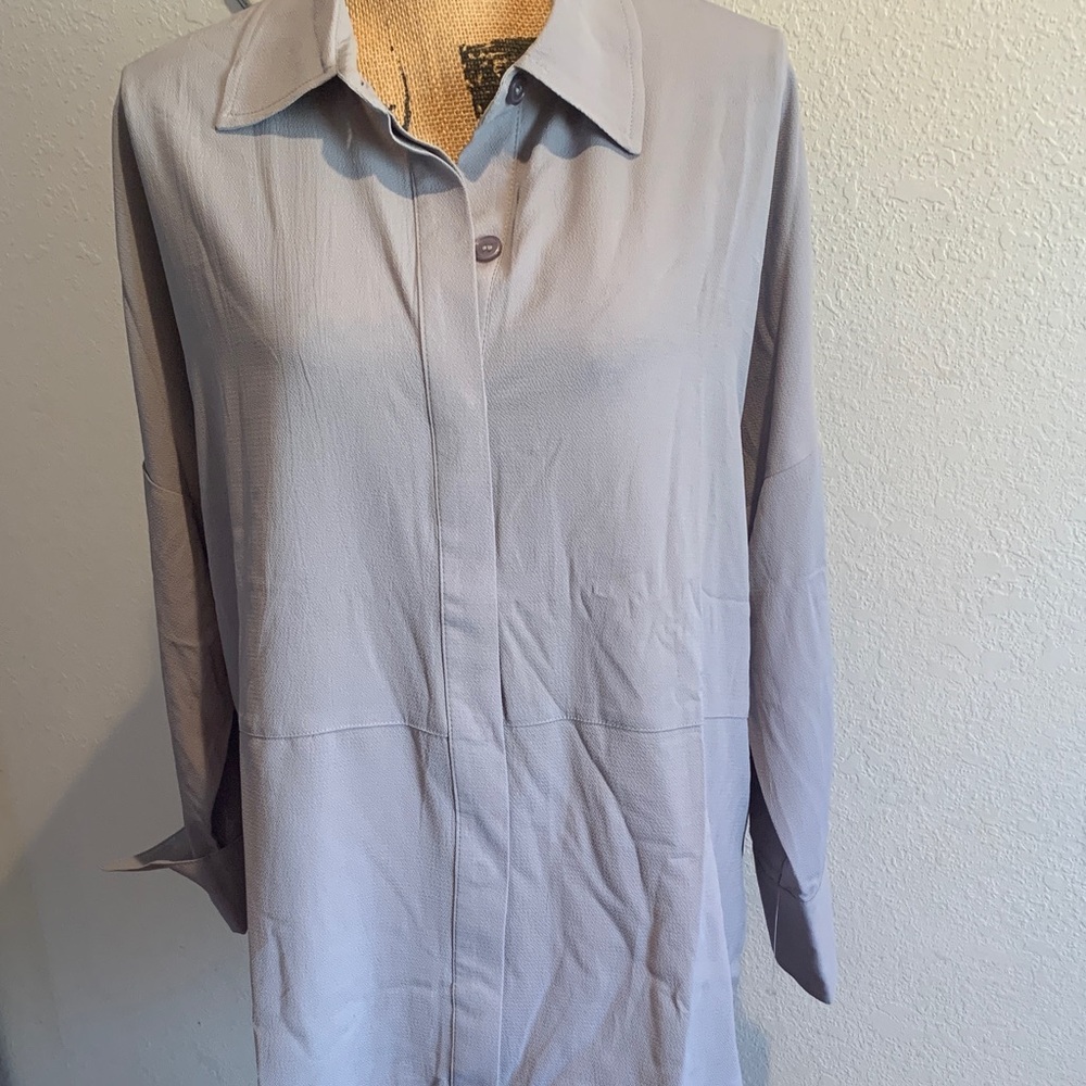 Elegant Women's Button-Down Shirt in Light Gray
